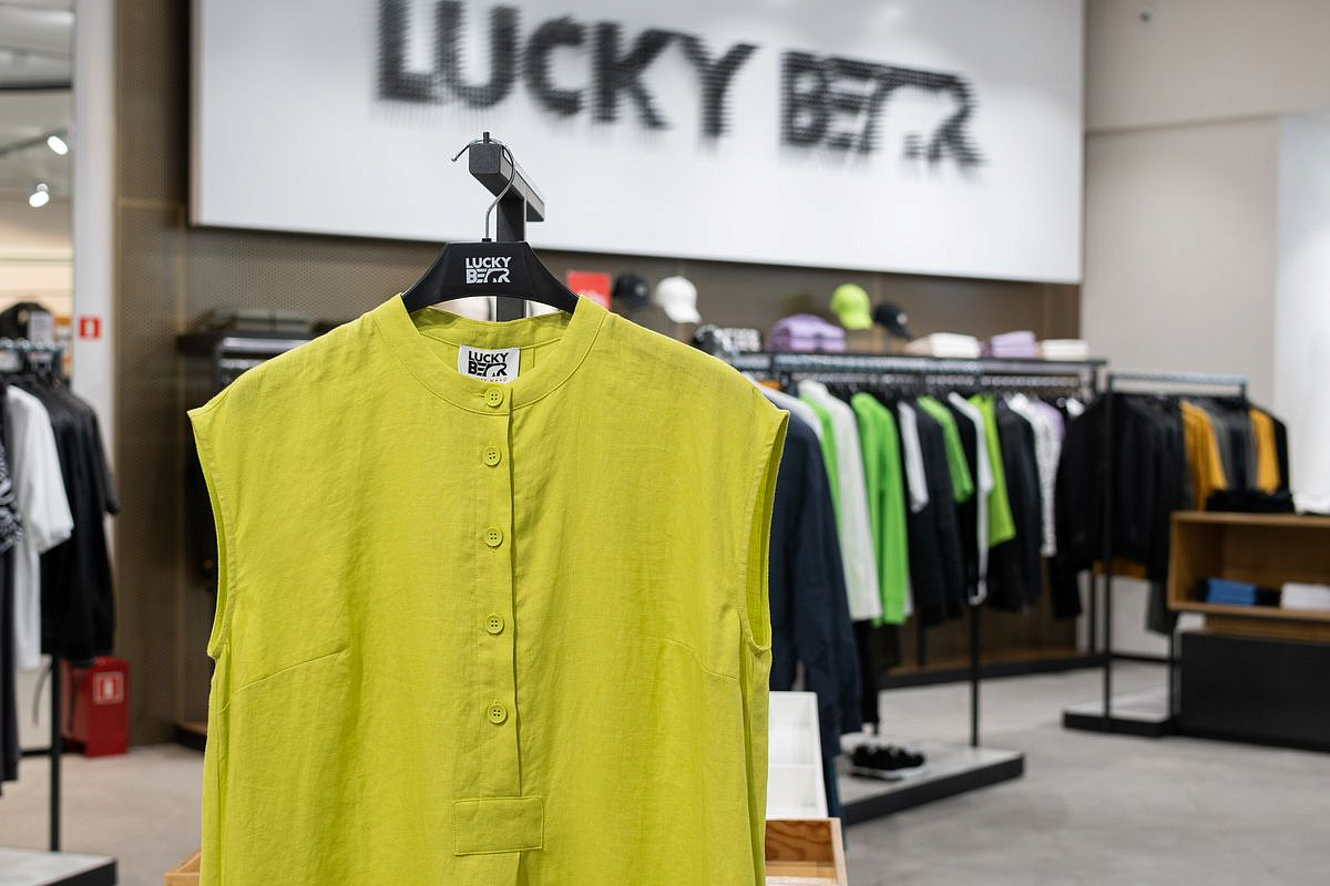 Платье-рубашка салатового цвета в магазине Lucky Bear. ТРК «Фантастика», 1-й этаж