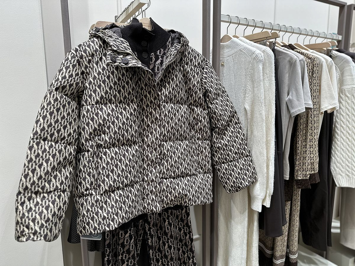 Пуховик с геометрическим принтом Akhmadullina Dreams. ТРК «Фантастика», 1-й этаж.