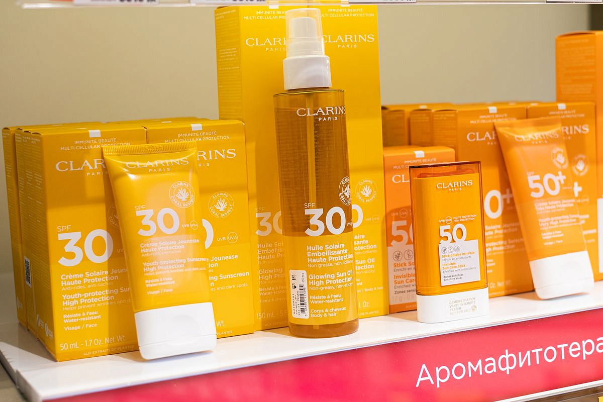 Солнцезащитная линейка CLARINS. «РИВ ГОШ», 1-й этаж